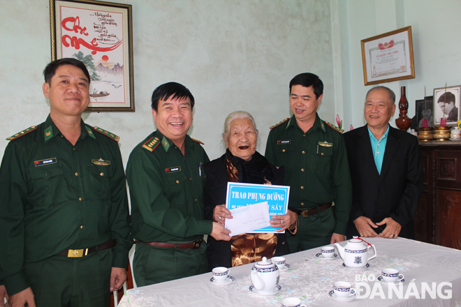 Bộ đội Biên phòng thành phố tặng quà Bà mẹ Việt Nam anh hùng Mai Thị Sây, trú phường Hòa Hải, quận Ngũ Hành Sơn.