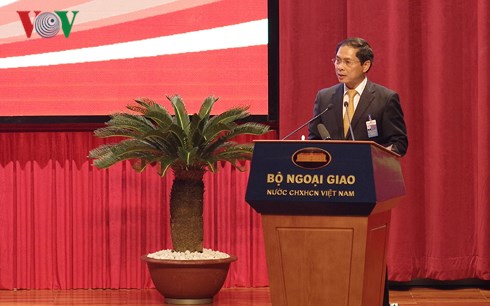 Thứ trưởng Bùi Thanh Sơn trình bày tham luận tại Hội nghị.