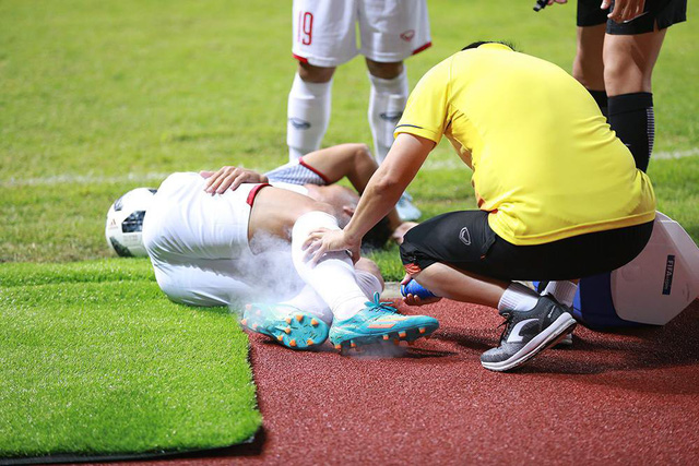 Xuân Mạnh bị đau sau tình huống chơi thô bạo của cầu thủ Nepal