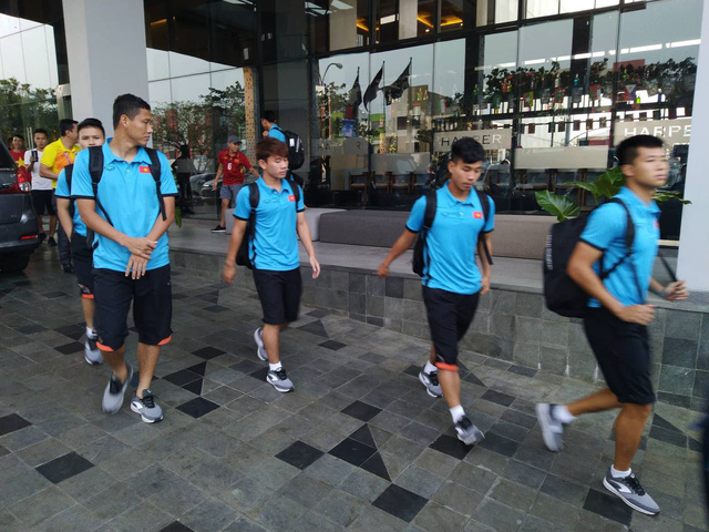 17h30: Olympic Việt Nam rời khách sạn chuẩn bị cho trân đấu với Nepal
