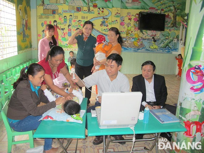 Bác sĩ Bệnh viện Đà Nẵng khám sàng lọc tim cho trẻ em tại trường mầm non.