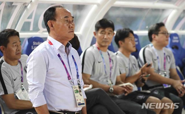 HLV Kim Hak-bum xin lỗi CĐV nhà sau thất bại sốc trước Olympic Malaysia