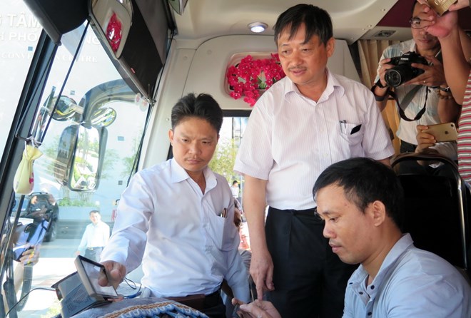 Lãnh đạo thành phố Đà Nẵng kiểm tra việc lắp đặt camera trên xe du lịch. (Ảnh: Nguyễn Sơn/TTXVN)