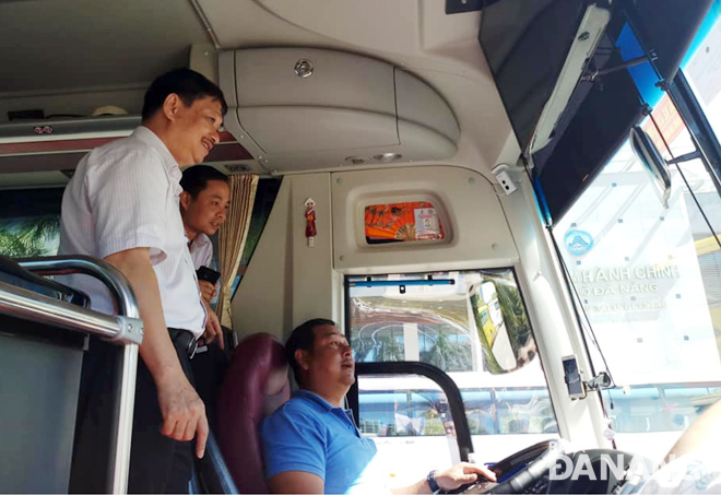 Phó Chủ tịch Thường trực UBND thành phố Đặng Việt Dũng (trái) kiểm tra hệ thống camera lắp đặt trên xe du lịch.