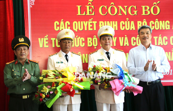 Đại tá Trần Đình Chung (thứ ba từ trái sang) và Đại tá Lê Ngọc Hai (thứ hai từ trái sang) giữ chức vụ Phó Giám đốc Công an thành phố