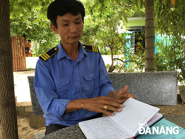 Ông Nguyễn Đức Tôn xem danh sách học sinh nghèo để lên kế hoạch vận động kinh phí hỗ trợ. 