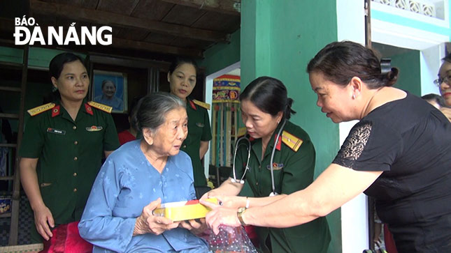 Các nữ Quân y Bộ Chỉ huy Quân sự thành phố khám bệnh cho Mẹ Việt Nam anh hùng Ngô Thị Bé (xã Hòa Bắc, huyện Hòa Vang).