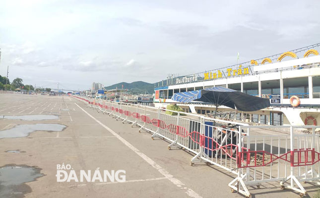  Nhiều đơn vị kinh doanh du lịch mong muốn thành phố nhanh chóng xây dựng khu vực cảng Đà Nẵng (đoạn cuối đường Ngư Nguyệt, trong ảnh) thành cầu tàu, bến du lịch chuyên nghiệp nhằm làm phong phú thêm sản phẩm cho du lịch đường sông. Ảnh: Khánh hòa