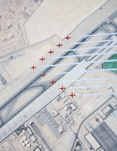 Phi đội Red Arrows của RAF nổi bật trên bầu trời Doha, Qatar trong tua Eastern Hawk.