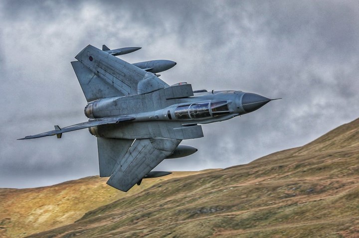 Cận cảnh chiếc Tornado GR4 bay qua thung lũng Mach Loop (xứ Wales).