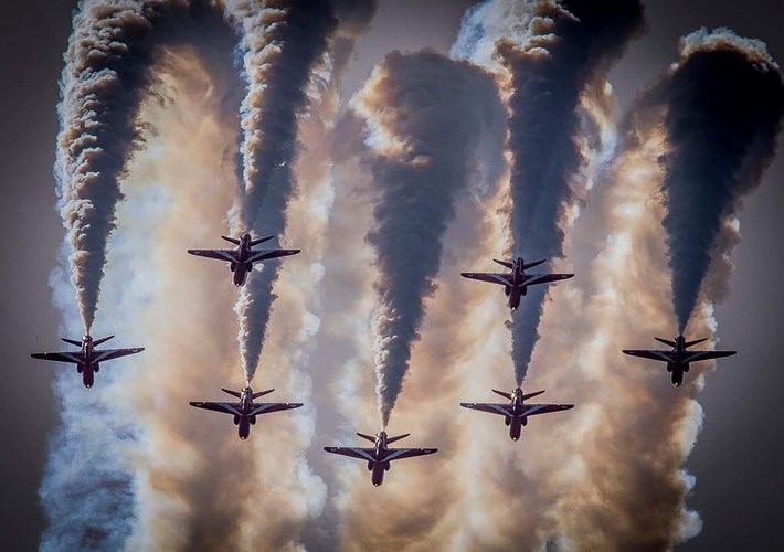 7 chiếc Hawk T1 của Phi đội Red Arrows bay thành đội hình trên bầu trời Weston-Super-Mare.