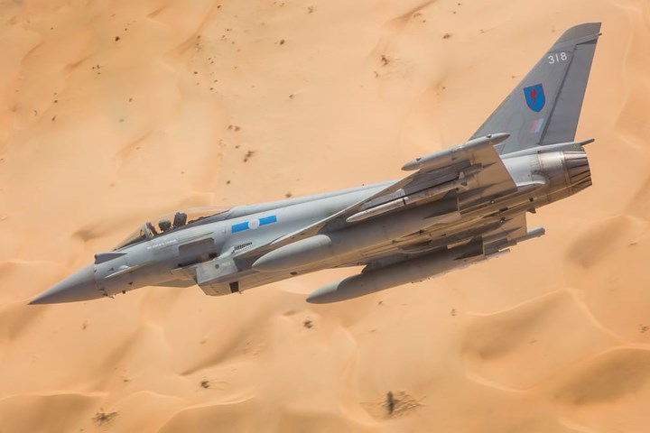 Chiếc Typhoon của RAF Lossiemouth được triển khai tới căn cứ không quân Thumrait ở Oman trong cuộc tập trận Magic Carpet.
