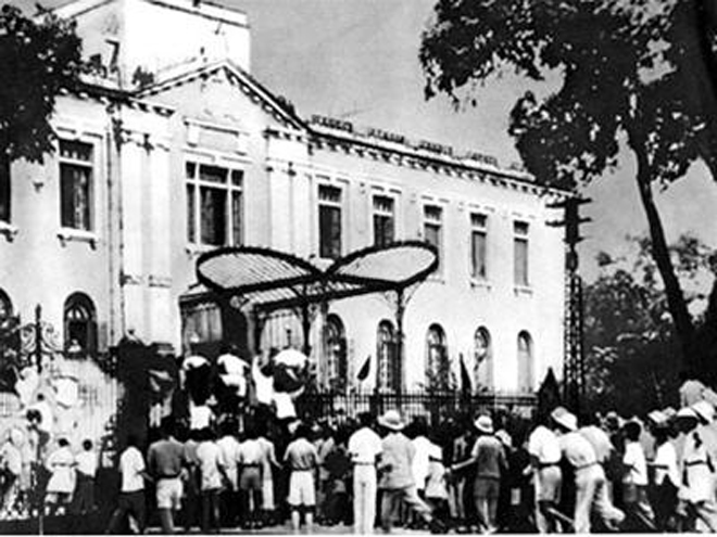 Đoàn người biểu tình ngày 19-8-1945 trước cửa Phủ Khâm Sai, Hà Nội. (Ảnh tư liệu)
