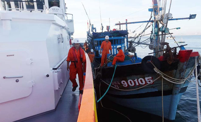 Cứu tàu cá và 6 thuyền viên bị nạn ở vùng biển Hoàng Sa