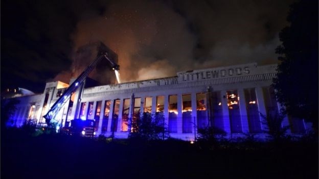 Cháy kinh hoàng tại các công trình nổi tiếng ở Anh và Brazil