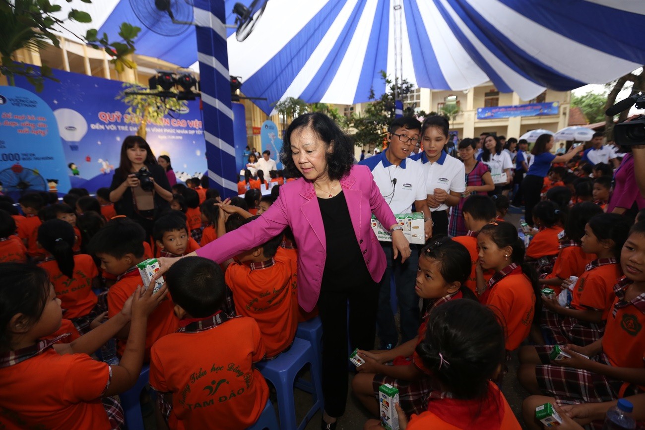 Quỹ sữa Vươn cao Việt Nam và Vinamilk trao 66.000 ly sữa cho trẻ em tỉnh Vĩnh Phúc nhân dịp Tết Trung thu
