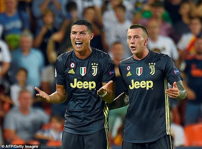 Ronaldo khóc như mưa khi nhận thẻ đỏ ở trận Valencia 0-2 Juventus