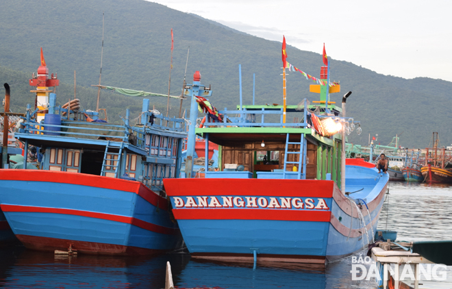Tàu cá đóng mới được sơn nổi bật dòng chữ “Đà Nẵng – Hoàng Sa” lên mạn thuyền. 					          Ảnh: H.H