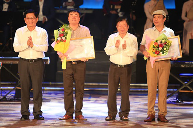 PGS, TS Đỗ Hồng Quân Chủ tịch hội Nhạc sỹ Việt Nam, Phó Bí thư thường trực Thành ủy Đà Nẵng Võ Công Trí trao giải Huy chương Bạc cho các chương trình đoạt huy chương bạc.