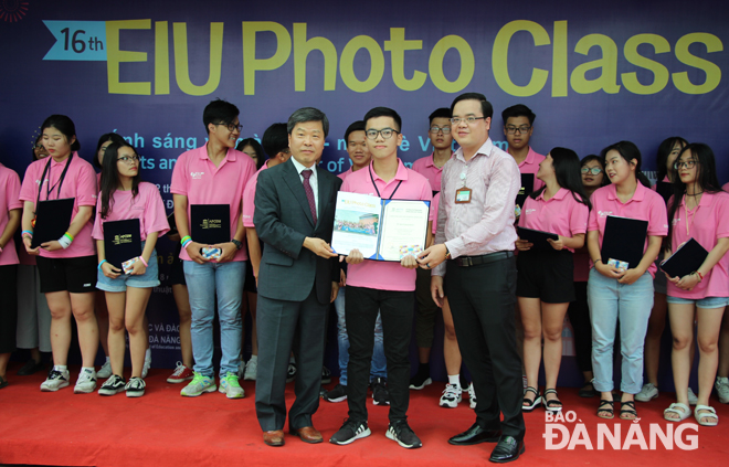 Các em học sinh Đà Nẵng và Hàn Quốc nhận chứng chỉ hoàn thành khóa học nhiếp ảnh sau một tuần thực tế tại Huế, Đà Nẵng và Hội An.  Ảnh: T.L