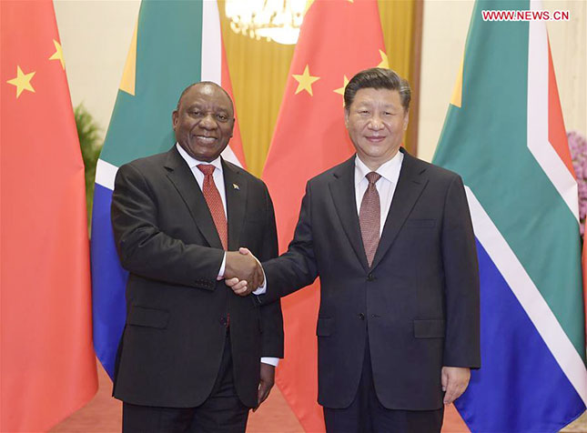 Chủ tịch Trung Quốc Tập Cận Bình (phải) chào đón Tổng thống Nam Phi Cyril Ramaphosa thăm Bắc Kinh và tham dự Diễn đàn Hợp tác Trung - Phi.			Ảnh: Tân Hoa xã