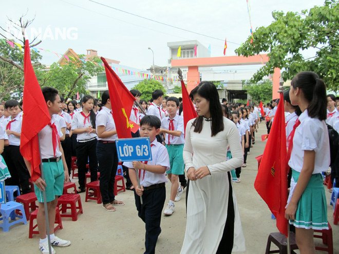 Thầy, cô giáo và học sinh Đà Nẵng hân hoan chào đón năm học mới 2018 - 2019. 										                   Ảnh: P.V