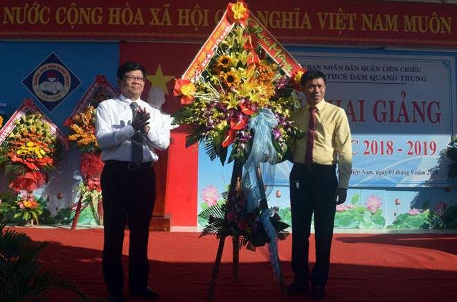 Phó Bí thư Thường trực Thành ủy Võ Công Trí tặng hoa chúc mững nhà trường nhân dịp năm học mới