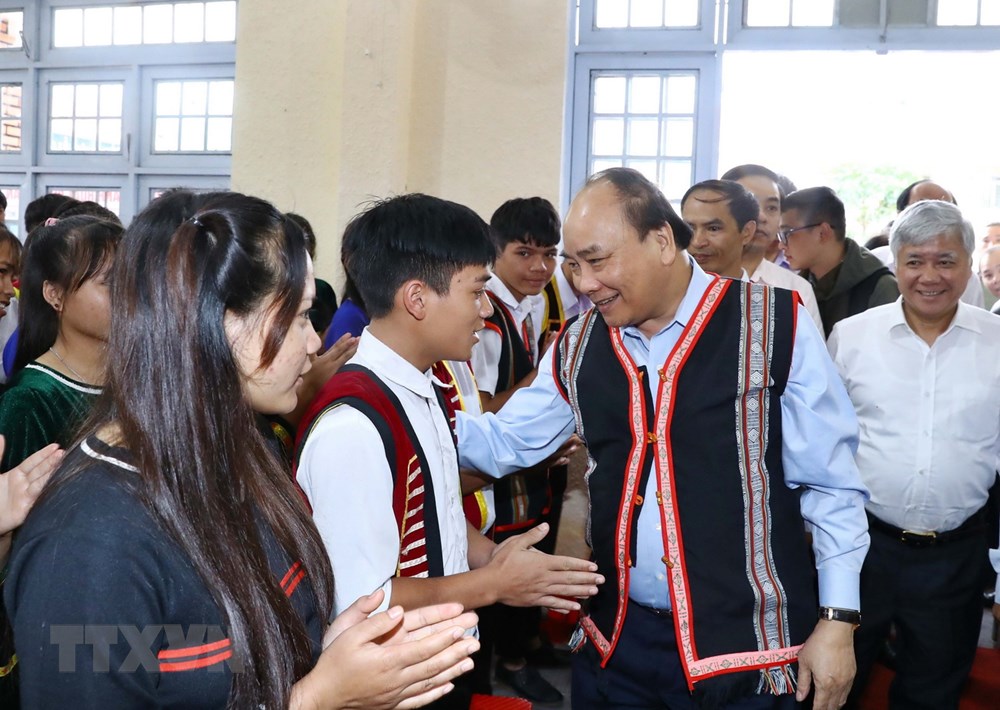Thủ tướng Nguyễn Xuân Phúc với học sinh Trường Phổ thông Dân tộc nội trú huyện Tu Mơ Rông, tỉnh Kon Tum. (Ảnh: Thống Nhất/TTXVN)