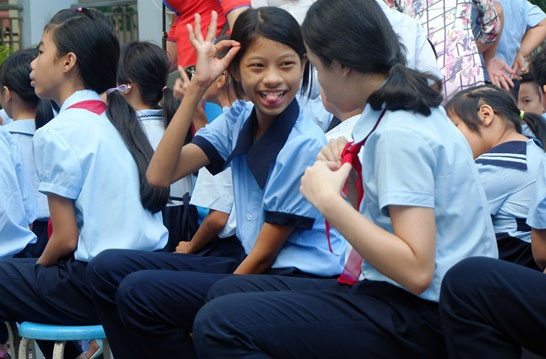 Hai học sinh dùng ngôn ngữ ký hiệu tay để trò chuyện