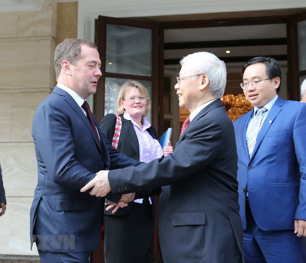 Thủ tướng Liên bang Nga Dmitry Medvedev (bên trái) đón Tổng Bí thư Nguyễn Phú Trọng. (Ảnh: Trí Dũng/TTXVN)