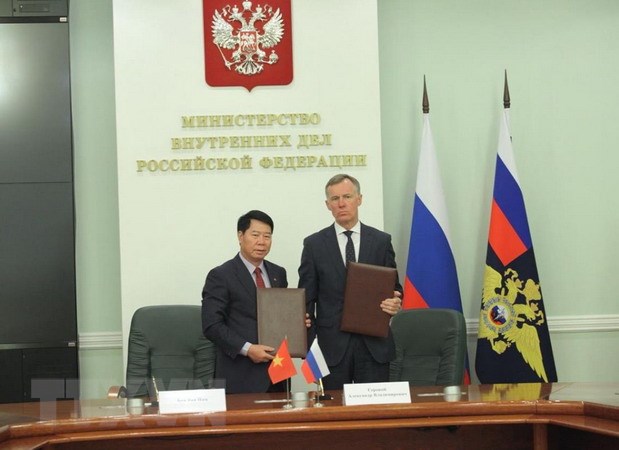 Thứ trưởng Bộ Công an Việt Nam Bùi Văn Nam và Thứ trưởng phụ trách Bộ Nội vụ Liên bang Nga Aleksandr Gorovoy đã ký Chương trình phối hợp hành động giữa hai bên. (Ảnh: Dương Trí/TTXVN)