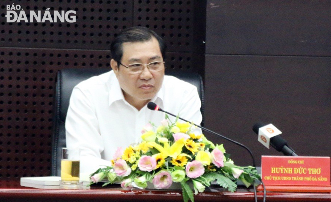 Chủ tịch UBND thành phố Huỳnh Đức Thơ điều hành phiên họp thường kỳ tháng 9-2018. Ảnh: TRIỆU TÙNG