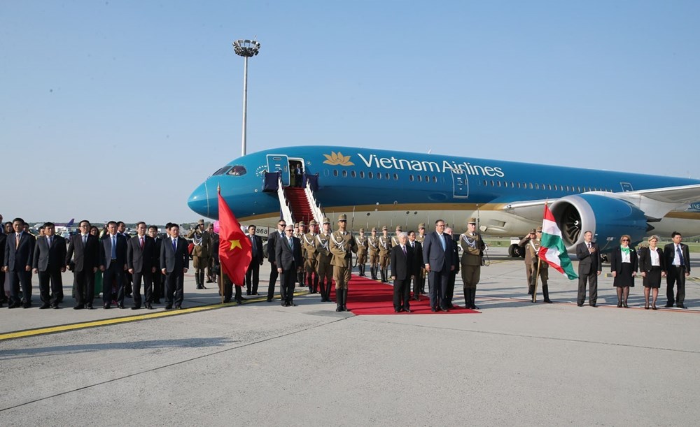 Lễ đón chính thức Tổng Bí thư Nguyễn Phú Trọng tại Sân bay Quốc tế ở thủ đô Budapest. (Ảnh: Trí Dũng/TTXVN)