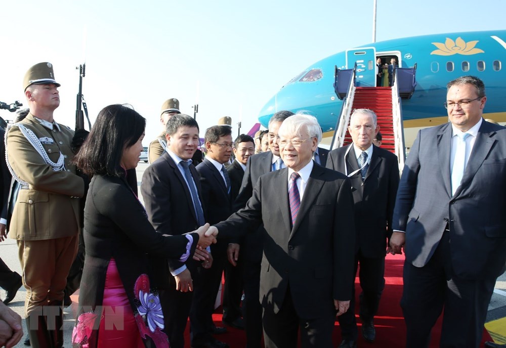 Cán bộ, nhân viên Đại sứ quán và đại diện cộng đồng Việt Nam tại Hungary đón Tổng Bí thư Nguyễn Phú Trọng. (Ảnh: Trí Dũng/TTXVN)