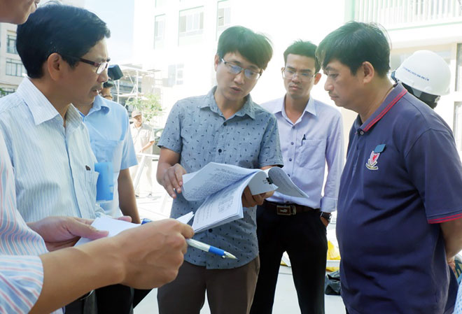 Phó Chủ tịch Thường trực UBND thành phố Đặng Việt Dũng (phải) kiểm tra tiến độ công trình Trung tâm Tim mạch