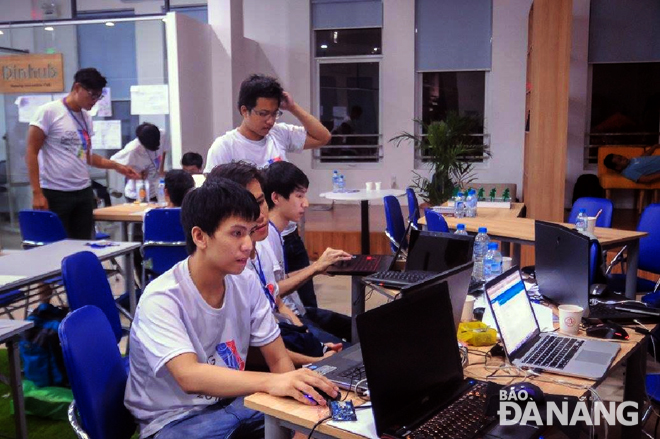 Các lập trình viên tham gia cuộc thi lập trình nhanh (Hackathon) dành cho cộng đồng do GDG MienTrung tổ chức.