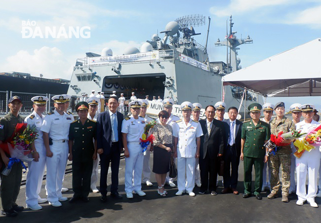 Đại diện hai nước Việt Nam-Hàn Quốc chụp hình lưu niệm với thủy thủ đoàn