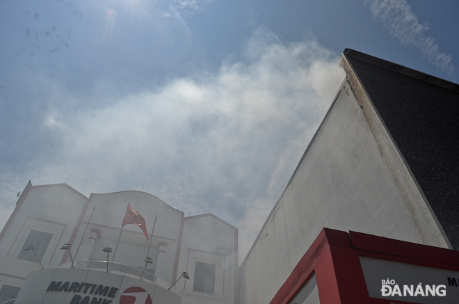Khói từ đám cháy lan sang  trụ sở của Ngân hàng TMCP Hàng Hải Việt Nam (Maritime Bank) 