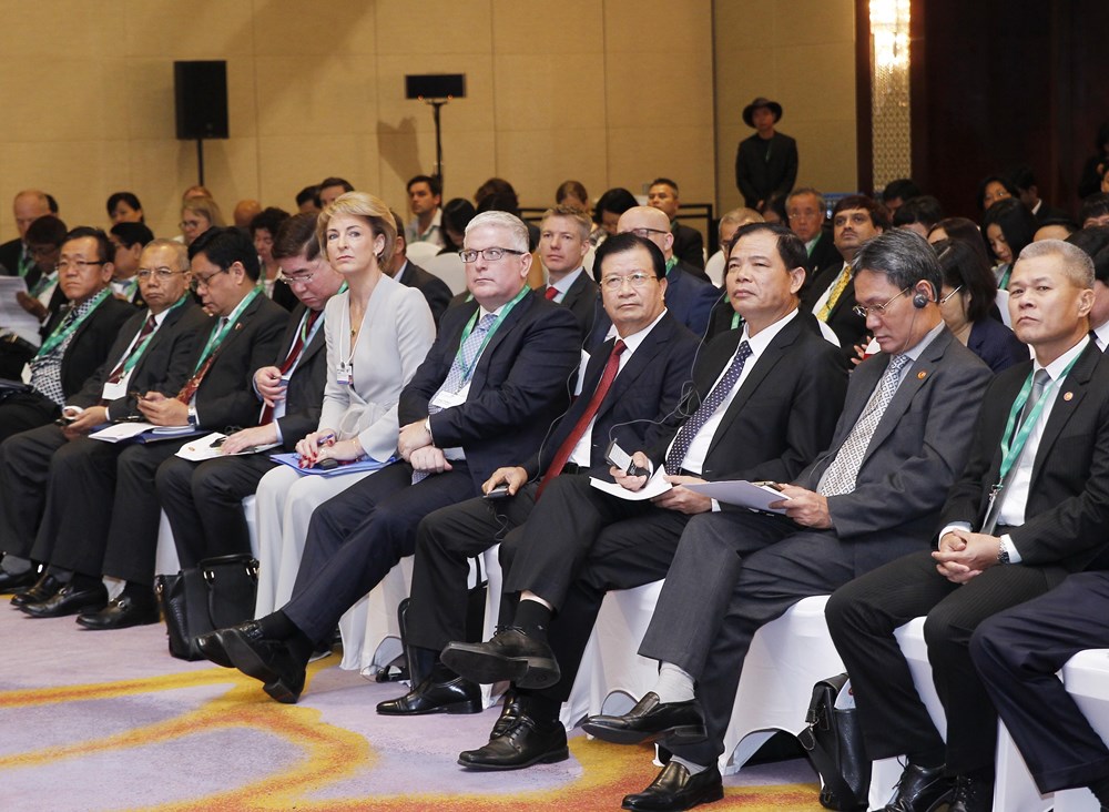 Phó Thủ tướng Trịnh Đình Dũng và các đại biểu dự diễn đàn. (Ảnh: Lâm Khánh/TTXVN)