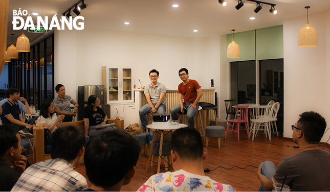 Chia sẻ về kinh nghiệm gọi vốn trong một buổi giao lưu cộng đồng khởi nghiệp Đà Nẵng.