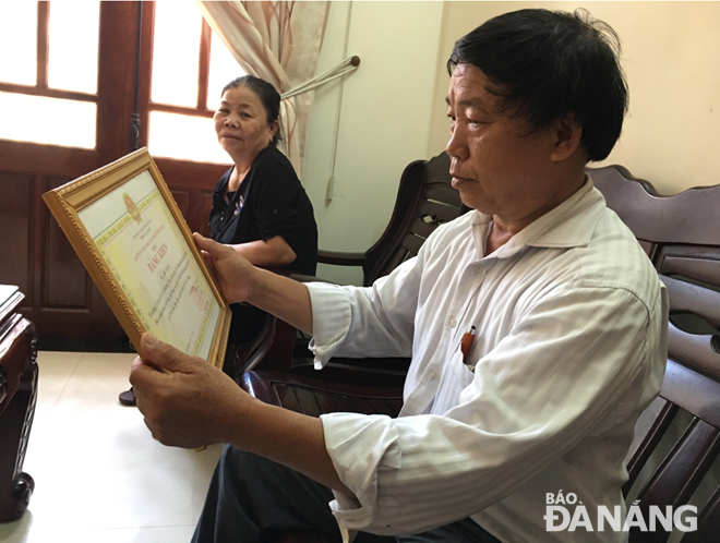 Ông Hà Văn Sự và Bằng khen do Chủ tịch UBND thành phố Huỳnh Đức Thơ trao tặng.
