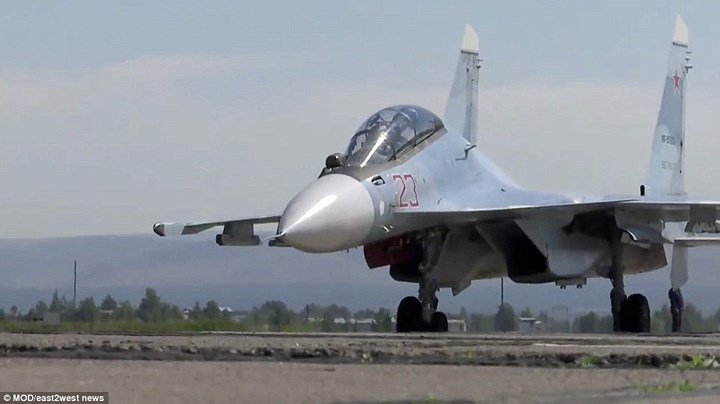 Máy bay quân sự của Nga vào vị trí . Ảnh: MOD/east2west news.