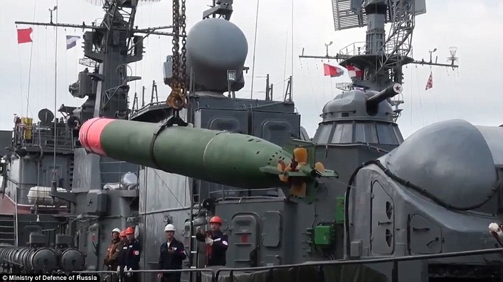 Hạm đội của Nga mang theo tên lửa trong cuộc tập trận. Ảnh: Bộ Quốc phòng Nga.