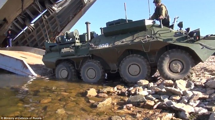 Một chiếc xe thiết giáp của quân đội Nga đang vượt suối. Ảnh: Bộ Quốc phòng Nga.