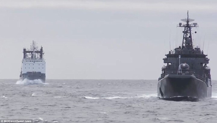 Nhiều chiến hạm của Nga mang theo tên lửa Kalibr, từng được sử dụng ở Syria cũng có mặt. Ảnh: MOD/east2west news.