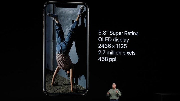 IPhone XS có màn hình 5.8 inch và bắt đầu với giá 999 USD cho model 64GB.