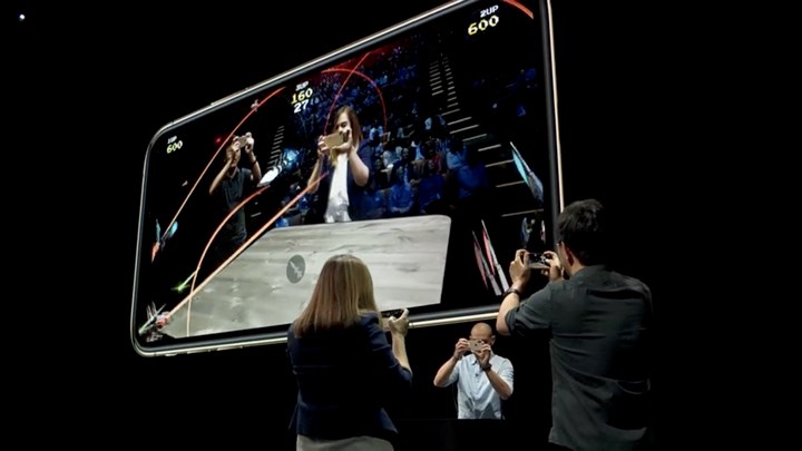   Trò chơi nhiều người tham gia được tăng cường AR trên điện thoại.