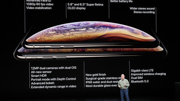 iPhone XS có dung lượng pin dài hơn iPhone X 30 phút. iPhone XS Max dài hơn 1,5h so với iPhone X. Cả 2 chiếc iPhone đều có màn hình cảm ứng áp suất 3D Touch và iOS 12.