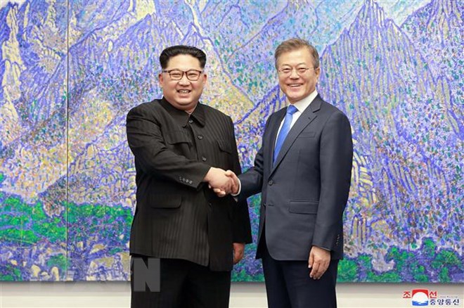 Tổng thống Hàn Quốc Moon Jae-in và nhà lãnh đạo Triều Tiên Kim Jong Un (trái) trong cuộc gặp tại làng đình chiến Panmunjom ngày 27/4. (Nguồn: AFP/TTXVN)