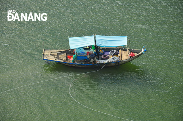 Tàu lặn chíp chíp đang hoạt động trên sông Hàn.